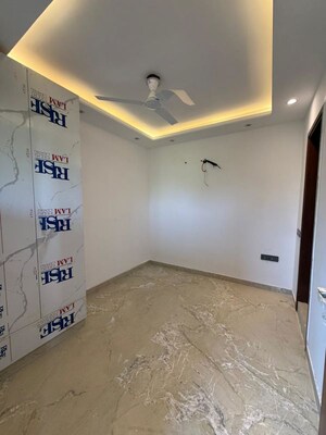 Room in 3 BHK Apartment at Jungpura Extension – for Sale