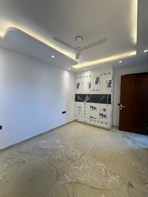 Room in 3 BHK Apartment at Jungpura Extension – for Sale