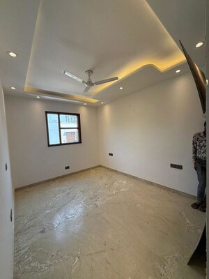 Room in 3 BHK Apartment at Jungpura Extension – for Sale