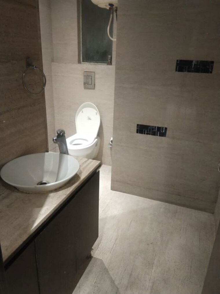 Bathroom, jawahar nagar 3 Bedroom 2200 Sq.Ft. Apartment In Jawahar Nagar Delhi 10360733