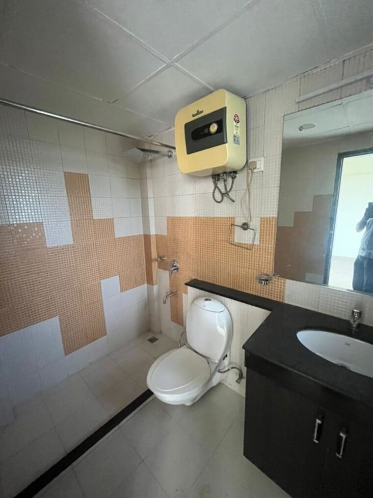 Bathroom, bptp-park-prime 4 Bedroom 2000 Sq.Ft. Apartment In Sector 66 Gurgaon 10360734
