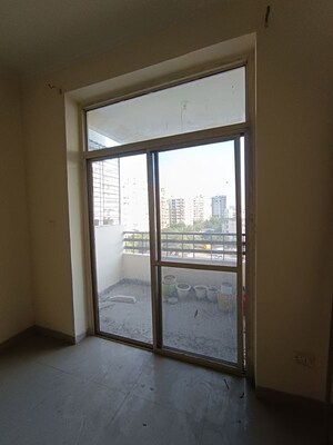Room in 3.5 BHK Apartment at Shakti the Sky Lark  Apartment, Sector 52 – for Rent
