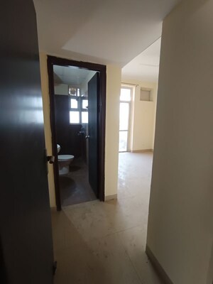 Room in 3.5 BHK Apartment at Shakti the Sky Lark  Apartment, Sector 52 – for Rent