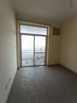 Room in 3.5 BHK Apartment at Shakti the Sky Lark  Apartment, Sector 52 – for Rent
