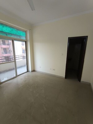 Room in 3.5 BHK Apartment at Shakti the Sky Lark  Apartment, Sector 52 – for Rent