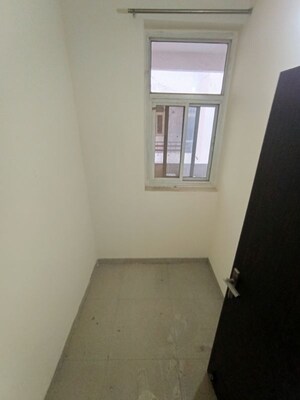 Room in 3.5 BHK Apartment at Shakti the Sky Lark  Apartment, Sector 52 – for Rent