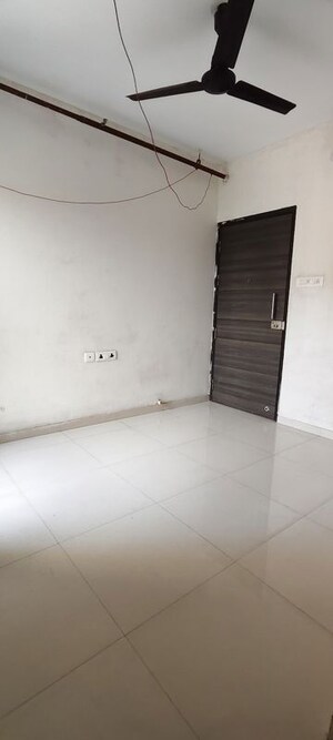 Room in 1 BHK Apartment at Dosti Desire, Brahmand – for Rent