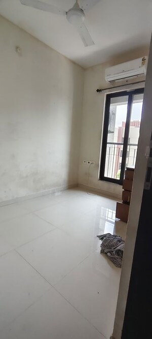 Room in 1 BHK Apartment at Dosti Desire, Brahmand – for Rent