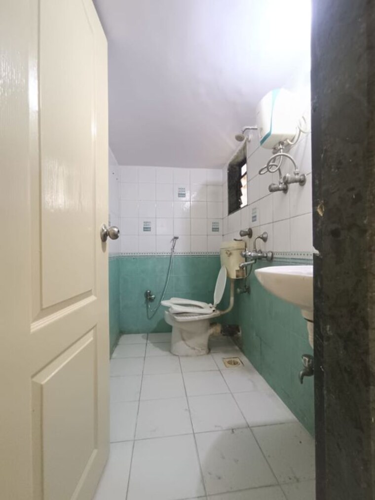 Bathroom, tilak-nagar-building 2 Bedroom 650 Sq.Ft. Apartment In Tilak Nagar Mumbai 10360771