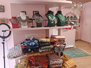 Team Area in  Shop at Juhu – for Rent