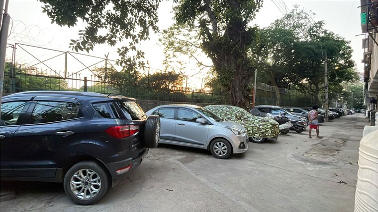  Parking, kalkaji 4 Bedroom 2000 Sq.Ft. Builder Floor In Kalkaji Delhi 10360918