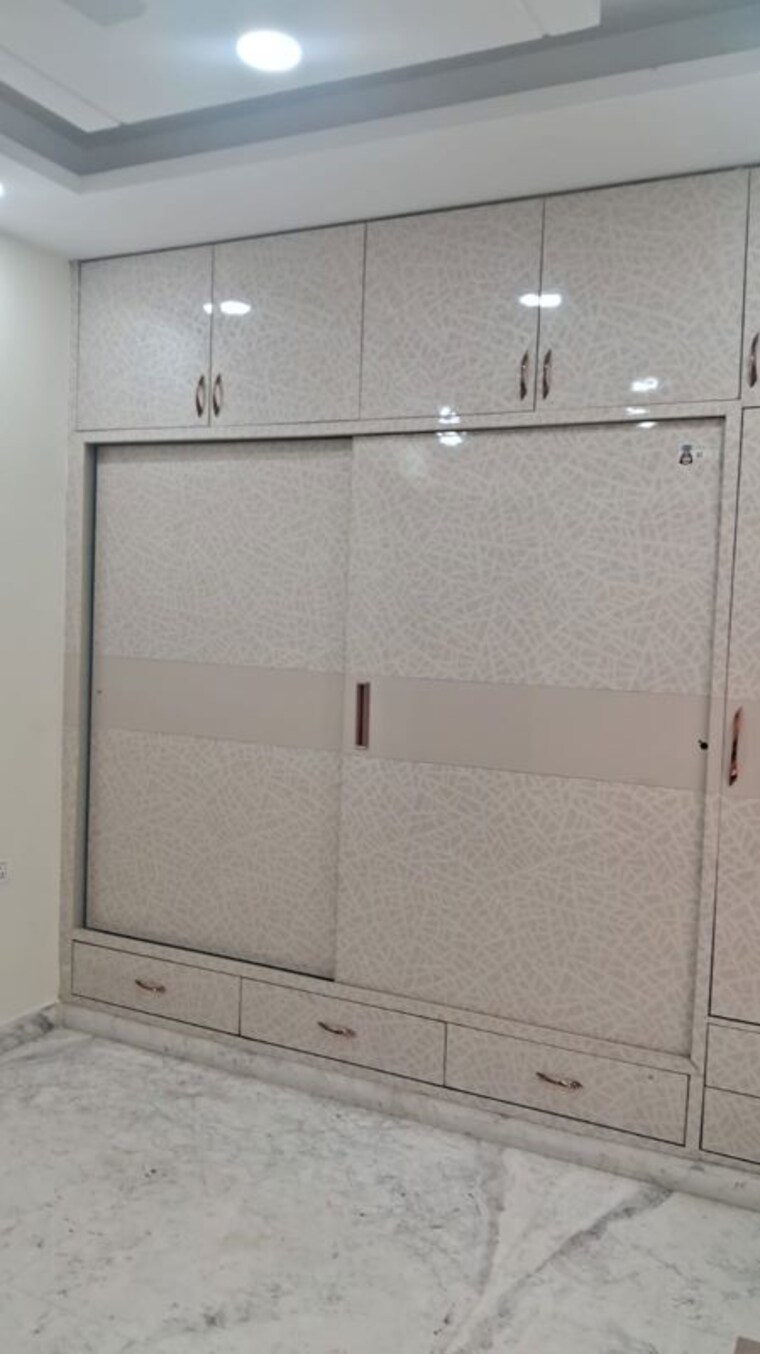 Bathroom, rajouri garden 3 Bedroom 200 Sq.Yd. Builder Floor In Rajouri Garden Delhi 10360929