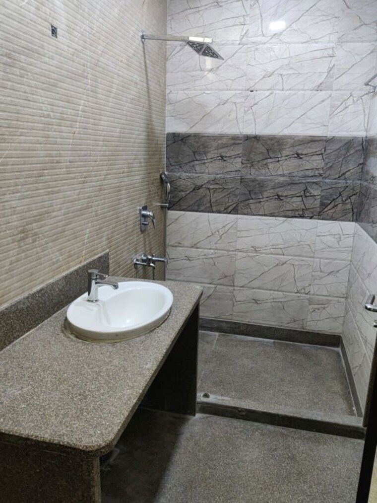 Bathroom, rajouri garden 4 Bedroom 320 Sq.Yd. Builder Floor In Rajouri Garden Delhi 10360934