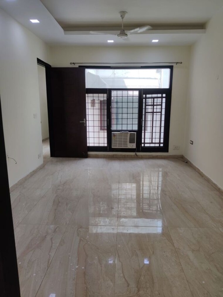 Room, rajouri garden 4 Bedroom 320 Sq.Yd. Builder Floor In Rajouri Garden Delhi 10360934
