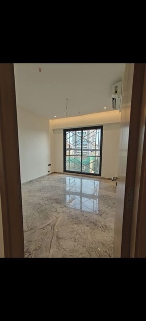 Room in 5 BHK Apartment at Ekta Elitus, Santacruz West – for Sale