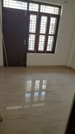 Room in 2 BHK Builder Floor at Sushant Lok Iii – for Rent