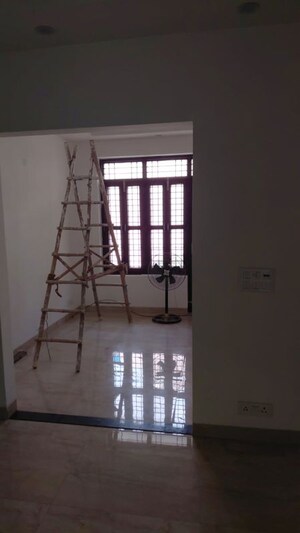 Room in 2 BHK Builder Floor at Sushant Lok Iii – for Rent