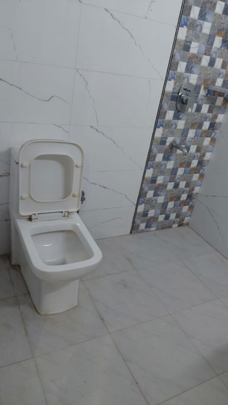 Bathroom, sushant lok iii 2 Bedroom 160 Sq.Yd. Builder Floor In Sushant Lok Iii Gurgaon 10361005