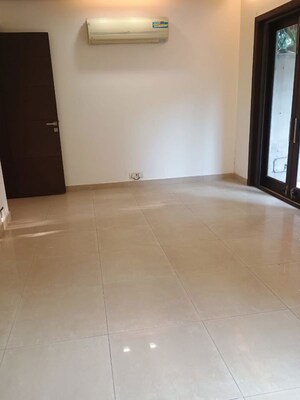 Room in 3 BHK Builder Floor at Defence Colony – for Rent