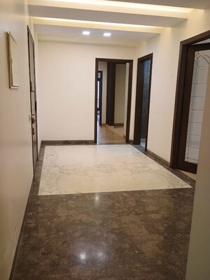 Room in 3 BHK Builder Floor at Defence Colony – for Rent