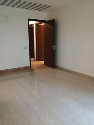 Room in 3 BHK Builder Floor at Defence Colony – for Rent