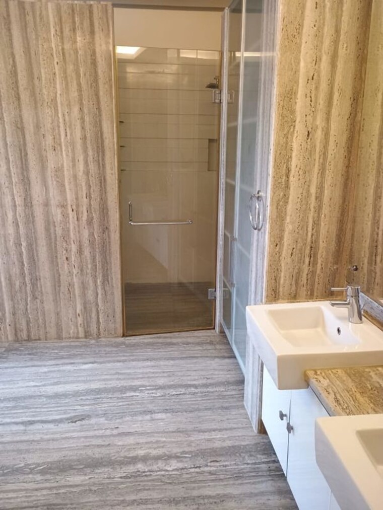 Bathroom, defence colony 3 Bedroom 325 Sq.Yd. Builder Floor In Defence Colony Delhi 10361060