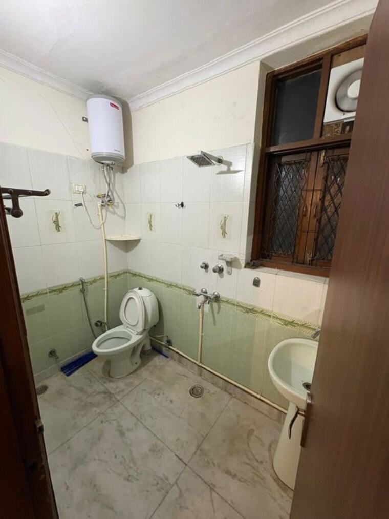 Attached Bathroom, kalkaji 2 Bedroom 1000 Sq.Ft. Builder Floor In Kalkaji Delhi 10361064