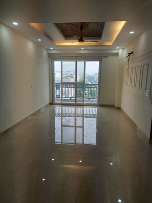 Room in 3 BHK Builder Floor at Sector 52 – for Rent