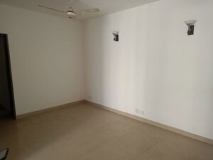 Room in 2.5 BHK Apartment at Antriksh Golf View - II, Sector 78 – for Rent