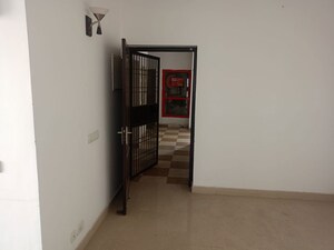 Room in 2.5 BHK Apartment at Antriksh Golf View - II, Sector 78 – for Rent