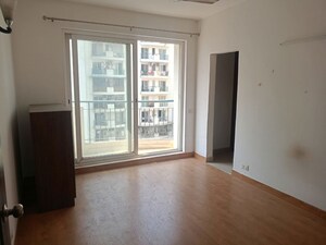Room in 2.5 BHK Apartment at Antriksh Golf View - II, Sector 78 – for Rent