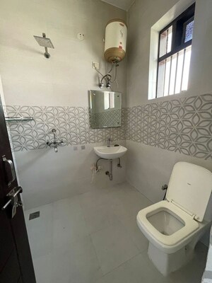 Bathroom in 1 BHK Builder Floor at Sector 23 – for Rent