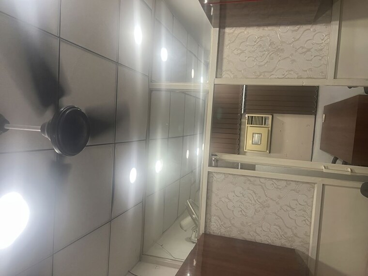 Bathroom, netaji subhash place Commercial Office Space 260 Sq.Ft. In Netaji Subhash Place Delhi 10361269