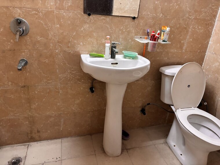 Bathroom, amrapali-adarsh-awas-yojna 2.5 Bedroom 1090 Sq.Ft. Apartment In Sector 76 Noida 10361316
