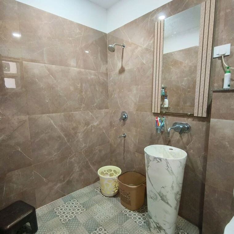 Bathroom, raj nagar extension 3 Bedroom 150 Sq.Yd. Builder Floor In Raj Nagar Extension Ghaziabad 10360041