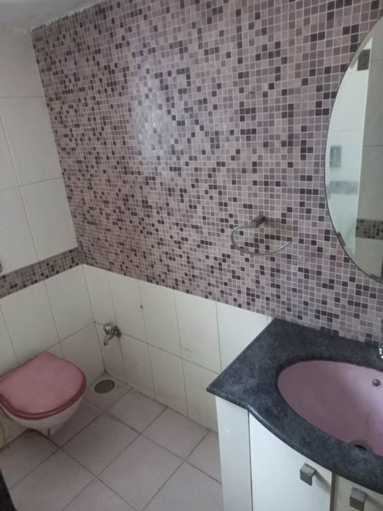 Bathroom, omkar-apartment-mahim 1 Bedroom 450 Sq.Ft. Apartment In Mahim Mumbai 10361376