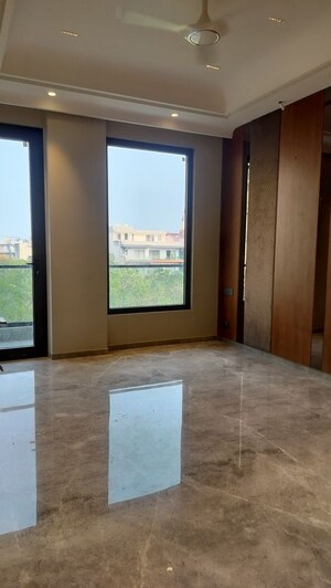 Room in 5 BHK Builder Floor at Greenwood City, Sector 40 – for Sale