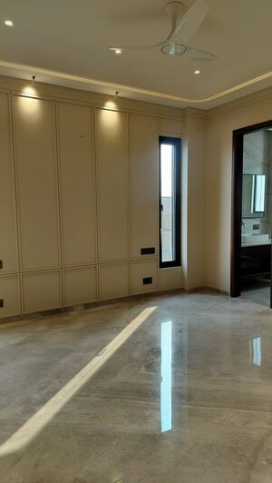 Room in 5 BHK Builder Floor at Greenwood City, Sector 40 – for Sale