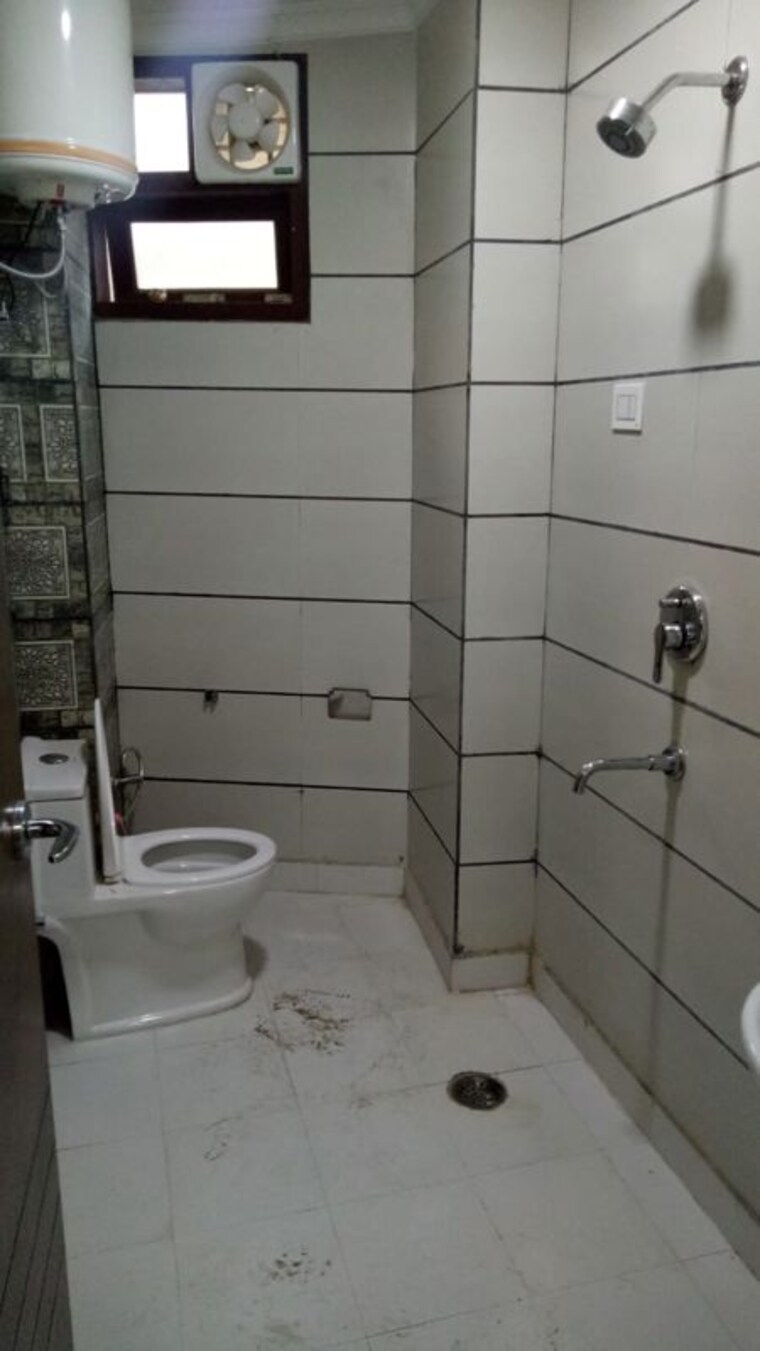 Bathroom, khirki extension 3 Bedroom 1010 Sq.Ft. Builder Floor In Khirki Extension Delhi 10102091