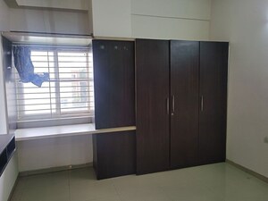 Room in 2 BHK Apartment at Endeco Lakeview Apartments, Hafeezpet – for Rent