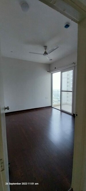 Room in 2 BHK Apartment at Mahagun Mantra II, Sector 10 Greater Noida – for Rent