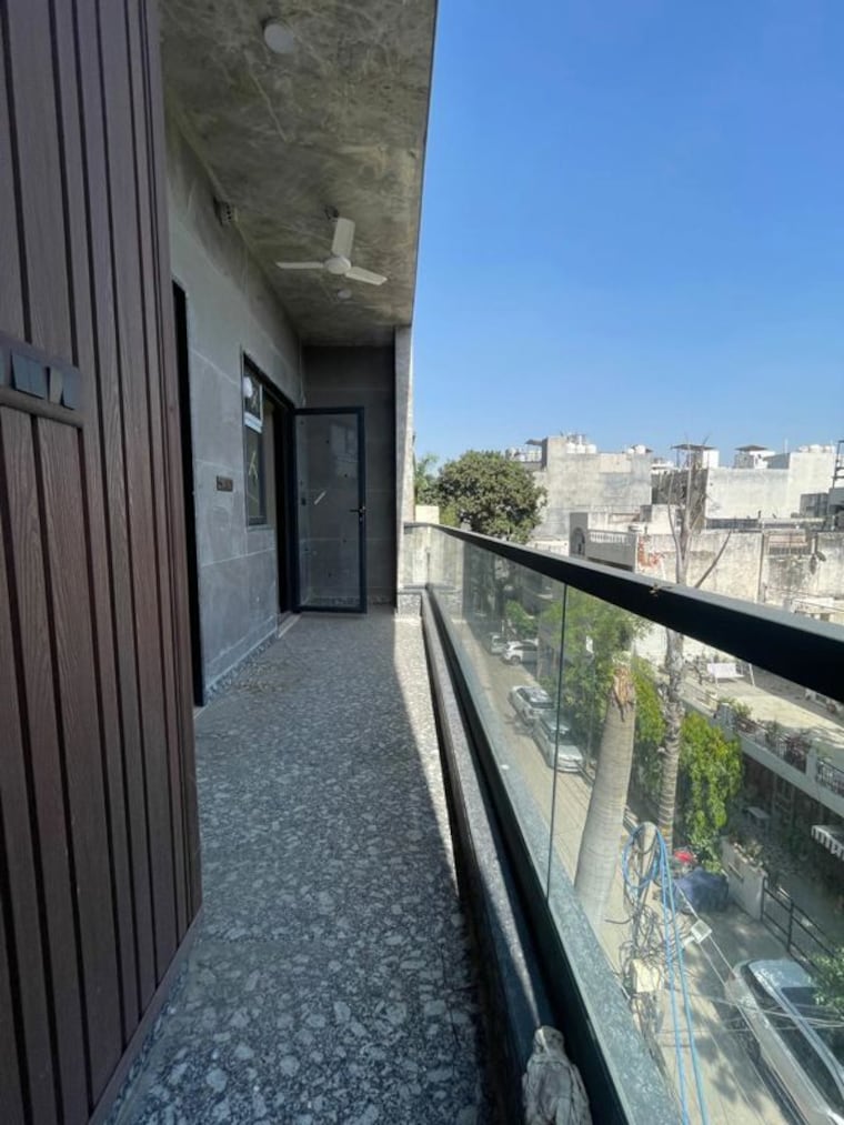 Balcony, ashok vihar 3 Bedroom 150 Sq.Yd. Builder Floor In Ashok Vihar Delhi 10361612