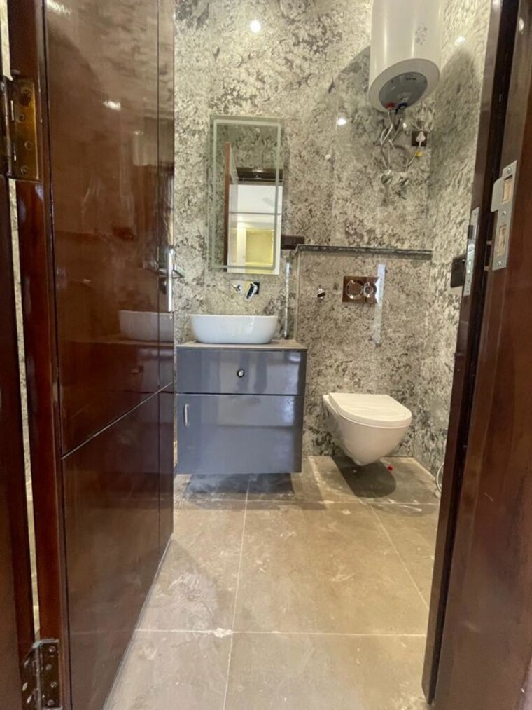 Bathroom, ashok vihar 3 Bedroom 150 Sq.Yd. Builder Floor In Ashok Vihar Delhi 10361612