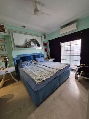 Bedroom in 4 BHK Apartment at Bandra West – for Rent