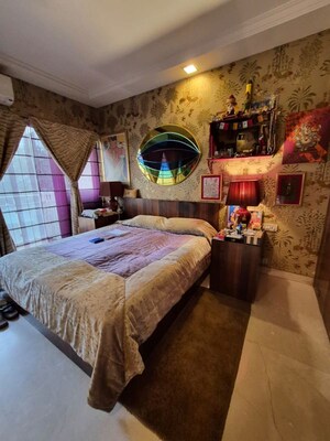 Bedroom in 4 BHK Apartment at Bandra West – for Rent