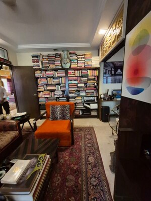 Team Area in 4 BHK Apartment at Bandra West – for Rent