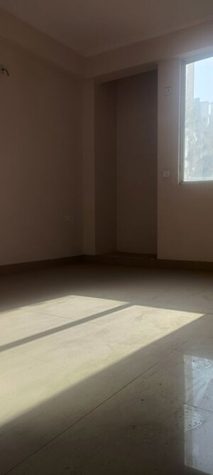 Room in 3 BHK Apartment at Amrapali Kingswood, Sector 4 Greater Noida – for Sale