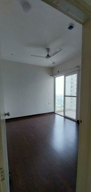 Room in 2 BHK Apartment at Mahagun Mantra I, Sector 10 Greater Noida – for Rent
