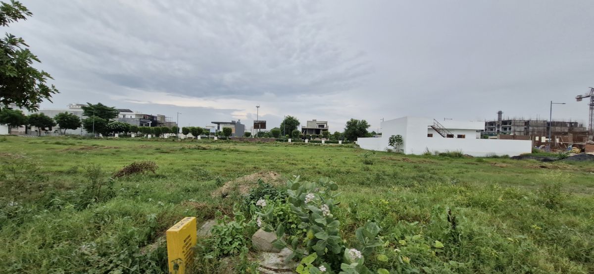 Plot For Sale in Sector 7 Wave City