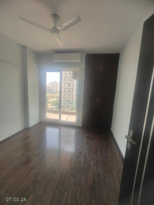 Room in 3.5 BHK Apartment at Microtek Greenburg, Sector 86 – for Rent
